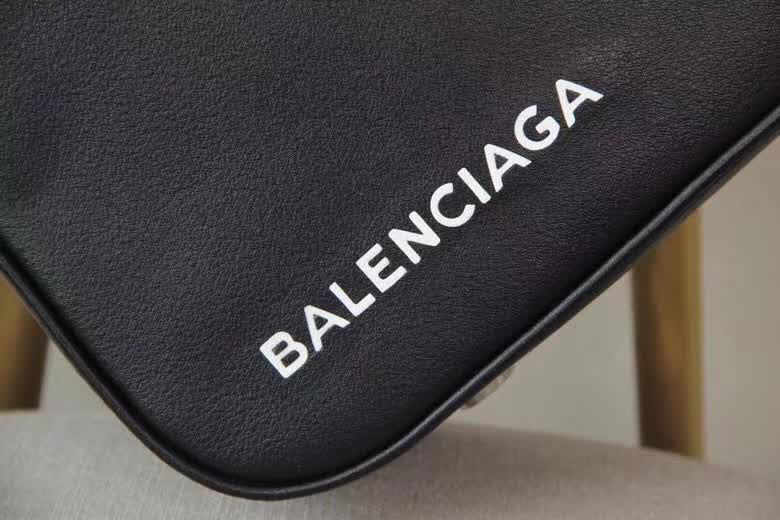 BALENCIAG巴黎世家 TRIANGLE DUFFLE L 三角包2018最新款 最In單品 可手提斜跨  BL1104